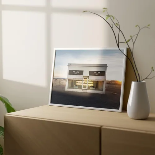 Vista 3 de Impresión fotográfica – Prada Marfa, Valentine, TX – Una escultura permanentemente instalada por artistas Elmgreen y Dragset – Póster histórico