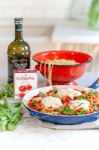 Vista 5 de Colavita Tomates italianos en dados, perfectos para salsas gruesas y platos de pasta, o como decoración para bruschetta y sopas, caja de recreación