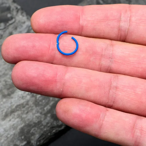 Vista 4 de Body Candy Anillos de Aro de Segmento 18 Calibre 316l Acero Quirúrgico para Labial Cartílago Azul