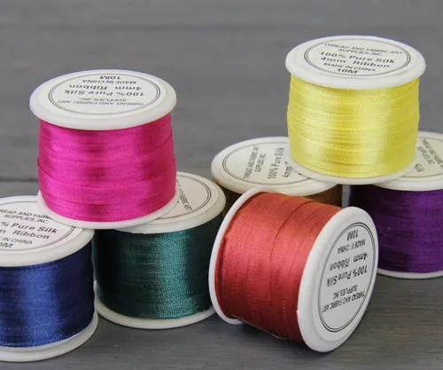 Vista 7 de Threadart Cinta de seda 100% pura - 3 tamaños - Docenas de colores - Castaño - 2 mm No. 524 Soft 100% pure silk ribbon on a single spool - perfect