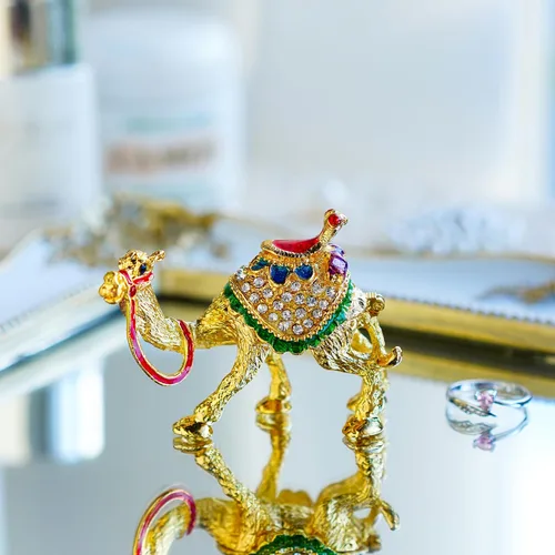 Vista 5 de YU FENG Adorno decorativo de figuras de camello de cristal dorado de 2.4 pulgadas, estatuas de camello esmaltadas doradas, caja de joyería