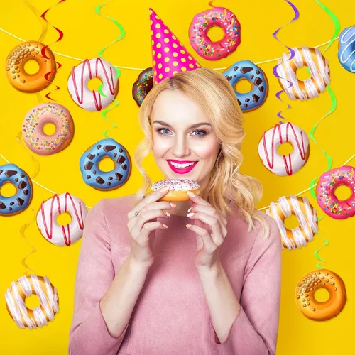 Vista 5 de 34 decoraciones de fiesta de donas que incluyen 2 guirnaldas de donas y 32 piezas de donas colgantes para fiesta de cumpleaños, baby shower, regalos