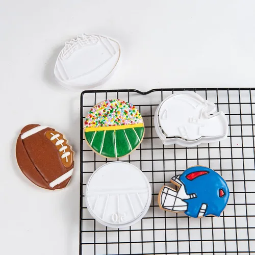 Vista 7 de Mostop Cortador de galletas deportivo con sellos, juego de 3 piezas de cortador de galletas de fútbol, fútbol, casco, juego de fútbol, herramientas