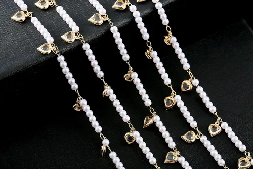 Vista 2 de KAOYOO Cadena dorada con cuentas acrílicas en forma de corazón de 2 yardas para decoración de bodas, manualidades de costura, accesorios de Dorado