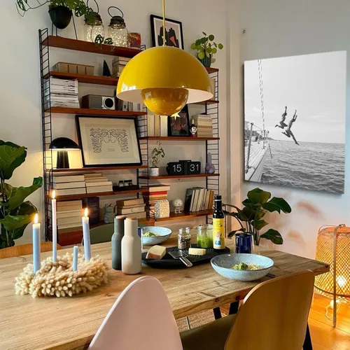 Vista 4 de Póster vintage de los años 80, póster en blanco y negro, arte para la pared de las mujeres saltando al agua, arte de playa, arte de verano, barco