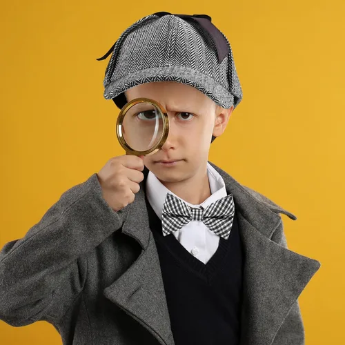 Vista 5 de El juego de disfraz de detective incluye sombrero de detective, anteojos, corbatín, aumento y bigote para niños y adultos, disfraz de Halloween