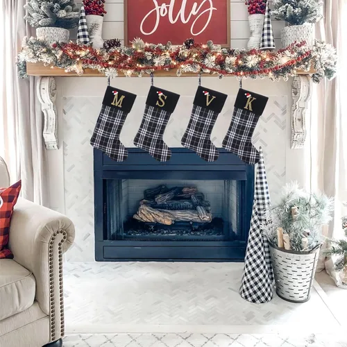 Vista 4 de Calcetines de Navidad personalizados con monograma inicial, adornos colgantes, medias clásicas de cuadros negros de 19 pulgadas, decoraciones