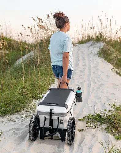 Vista 2 de Accesorio de tabla de cortar Camco para enfriadores Currituck de 30 cuartos - Convierta la tapa de su enfriador en un espacio de preparación