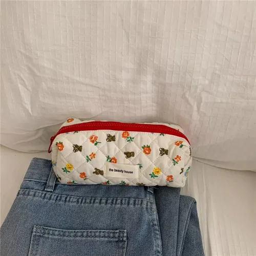 Vista 5 de Bolsa de maquillaje Kawaii bonita bolsa de cosméticos de felpa japonesa, bolsa de aseo peluda con patrones de flores de oso de hadas con cremallera