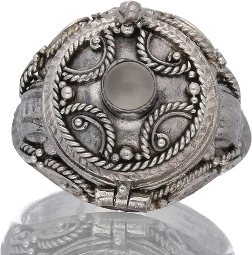 Vista 2 de Medallón medieval de plata de ley con veneno de cruz y granate, ónix o anillo de piedra lunar (tamaños 6, 7, 8, 9, 10)