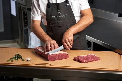 Vista 2 de Victorinox Fibrox 8-Inch Curved Breaking Knife - Pro Butcher Slicing Knife Hoja de acero inoxidable estampada de fabricación suiza con un mango