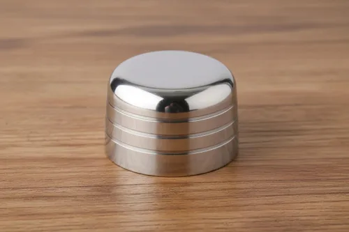 Vista 9 de Cuisinox Coctelera de acero inoxidable de 24 onzas, coctelera con acabado espejo, colador y tapa integrados, coctelera de barra resistente 18/10