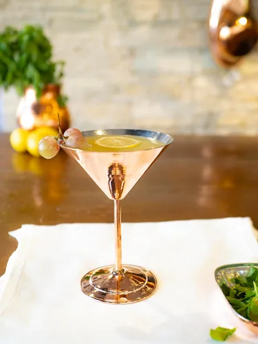 Vista 2 de Copa de Martini de cobre, copas de martini, copa de cóctel de martini, 100% vidrio de cobre martillado hecho a mano (cobre brillante)