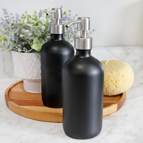 Vista 2 de Cornucopia Brands Botellas de vidrio negro de 16 onzas con bombas de acero inoxidable (paquete de 2); Boston Round recubierto de negro