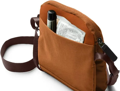 Vista 6 de Bellroy City Pouch (bolsa cruzada, lector electrónico o tableta pequeña, cartera, gafas de sol, teléfono), Bronce, Tamaño único