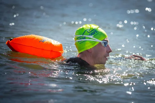 Vista 9 de New Wave Swim Buoy para nadadores y triatletas en aguas abiertas - Flotador ligero y visible para entrenamiento y carreras seguras - Nylon TPU