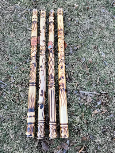 Vista 6 de Didgeridoo Bamboo quemado 47" de largo con bolsa roja Didgeridoo diseñado para tonos profundos de drones y práctica musical; detalles clave
