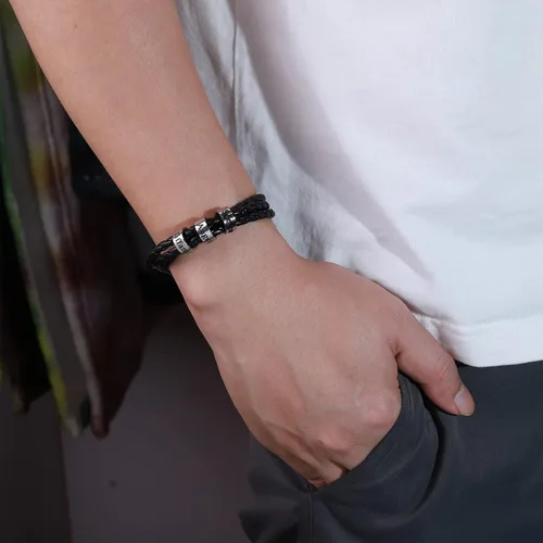 Vista 4 de Pulseras personalizables de cuero trenzado para hombre con 1-8 cuentas grabadas con nombre, pulsera de identificación para hombre, regalo para papá