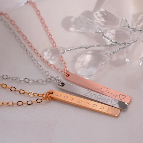 Vista 2 de Collar personalizado con nombre de barra vertical, colgante para parejas grabadas para él y para ella en inglés antiguo, cursiva o escritura