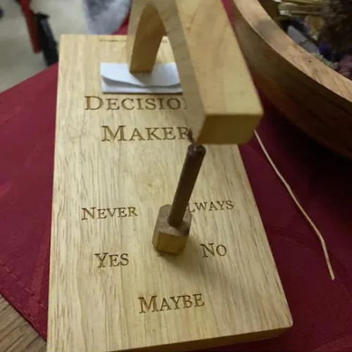 Vista 2 de Firlar Creativo tomador de decisiones magnético, tomador de decisiones de madera con péndulo magnético para decisiones, escritorio de decisión