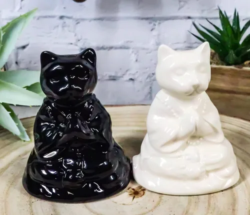 Vista 3 de Ebros Gift Blanco y negro Yin Yang Monasterio de monje zen religioso Buda Gatos Monjes Meditación Cerámica Sal y Pimentero Estatuilla Set Feng Shui