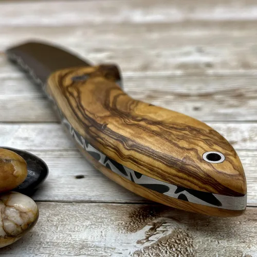 Vista 6 de Cuchillo hecho a mano, cuchillo de bushcraft de espiga completa, mango de madera de olivo N690, cuchillo táctico con funda y arrancador de fuego