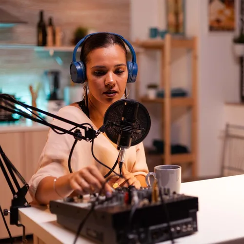 Vista 8 de Audio-Technica Micrófono de estudio de condensador AT2020 con filtro de engranajes Knox, brazo de pluma, cable y paquete de montaje de choque