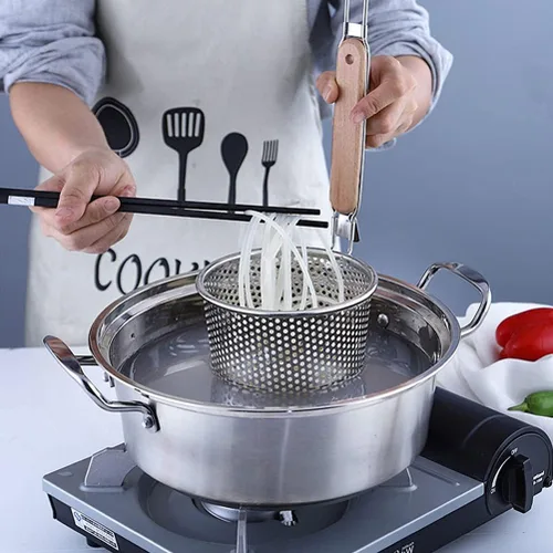 Vista 3 de XENITE Cesta de pasta para hervir pasta, colador de araña, de malla con mango de madera, cuchara ranurada, colador de olla caliente, cucharón