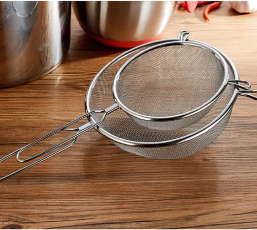 Vista 7 de Colador de malla de acero inoxidable con colador de cucharón ranurado de mango largo para servir fideos y albóndigas diseño único para preparación