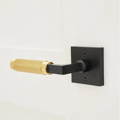 Vista 3 de Explore Hardware Ginebra - Manija de puerta de latón macizo – Negro mate y mango decorativo sin giro dorado satinado