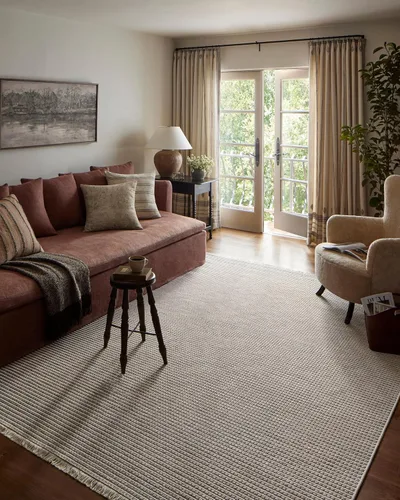 Vista 3 de Loloi Amber Lewis Malibu Collection MAB-04 - Alfombra decorativa Beige/Dove de 2 pies 3 pulgadas x 3 pies 9 pulgadas
