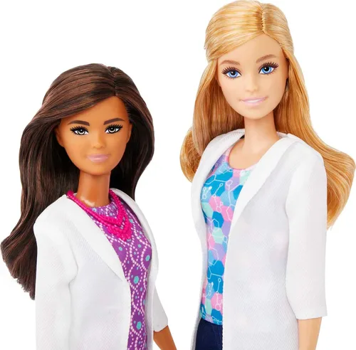 Vista 3 de Barbie Careers Science Doll y juego con temática de laboratorio 2 muñecas de moda, más de 10 accesorios temáticos STEM y más, a partir de 3 años