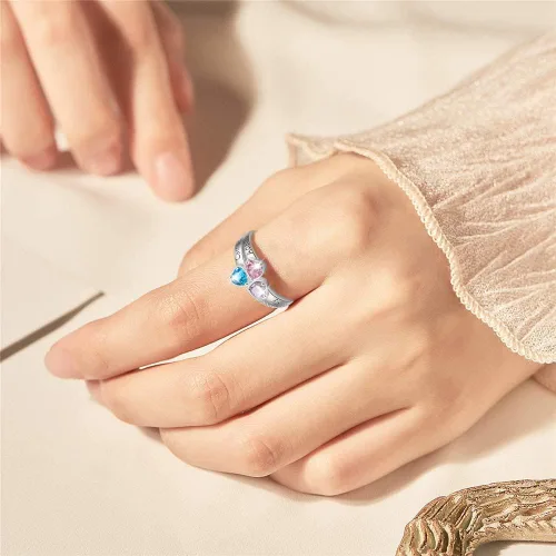 Vista 3 de Anillo personalizable de plata fina para mamá, con 3 piedras natales de imitación para la abuela, mamá o algún aniversario significativo