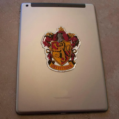 Vista 5 de Fan Emblems Harry Potter Emblema de coche dorado y convexo - Escudo de Gryffindor