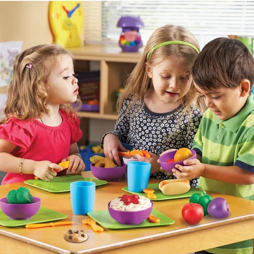 Vista 6 de Learning Resources New Sprouts - Juego de comida para el aula (100 piezas) y juego de cocina (45 piezas)
