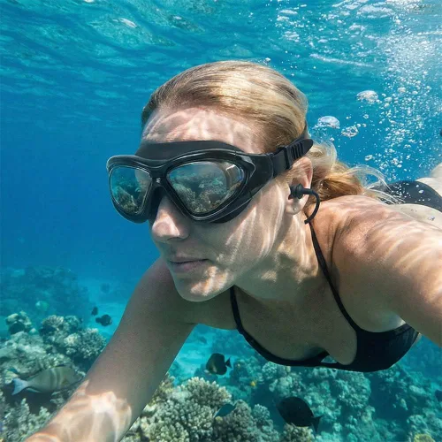 Vista 6 de Fliwos Gafas de natación para hombres y mujeres, gafas de natación antivaho con tapones integrados para los oídos, correa ajustable con sello