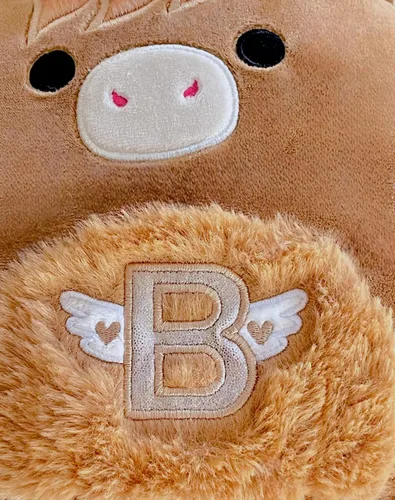 Vista 2 de Squishmallows Wilfred Longhorn - Peluche marrón vaca de 8 pulgadas con monograma con plateado brillante B en el vientre y fosas nasales rosadas