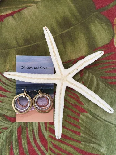 Vista 7 de Aretes de amanecer, artesanales, con diseño de círculos bruñidos, bañados en cobre, bronce, y plata.