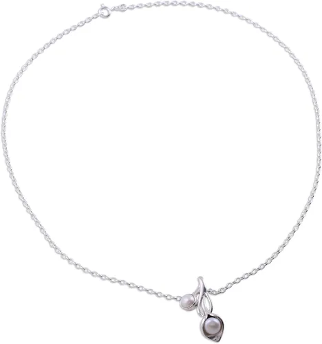 Vista 6 de NOVICA Collar artesanal de perlas hecho a mano de plata esterlina de la India joyería nupcial colgante blanco piedra natal floral 15.75 pulgadas