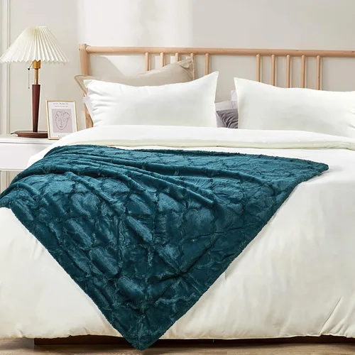 Vista 3 de BOON Brushed cobija de piel sintética con refuerzo de sherpa, 50 x 60 pulgadas y 60 x 80 pulgadas, Poliéster & Mezcla de poliéster, Dark Teal, 50" x