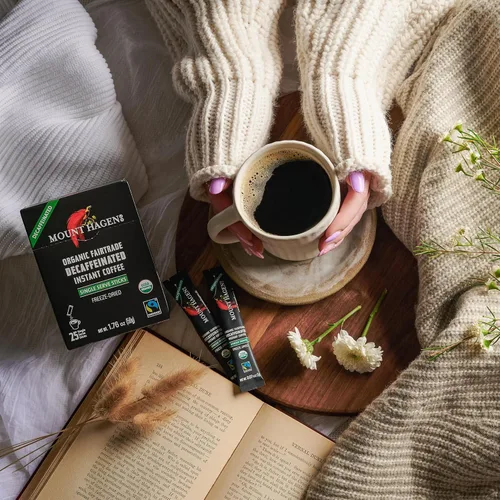 Vista 4 de Mount Hagen 25 paquetes de café descafeinado instantáneo de una sola porción – 1 paquete Granos arábica orgánicos descafeinados de tostado medio