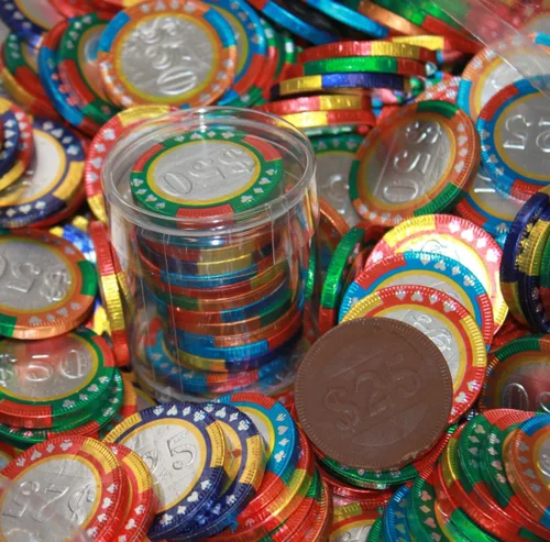 Vista 2 de Chocolate Casino Chips - Monedas de póquer de Las Vegas en caja de tubo transparente - Una docena de monedas