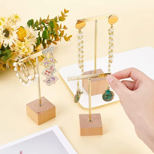 Vista 3 de FINGERINSPIRE Soporte de exhibición de aretes de barra en T de metal dorado con base cuadrada de madera 4 agujeros organizador de aretes colgantes