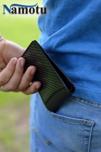 Vista 7 de Namotu Cartera de fibra de carbono real con tecnología de bloqueo RFID, cuero en bisagras y moldura ventana de identificación para hombre delgado