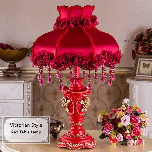 Vista 2 de Lámpara Victoriana Roja de Tela Antigua Lámpara de Mesa Pastoral Europea Lámpara de Mesita de Noche 1 Cabeza Flor Floral Luz de Mesa con Flecos