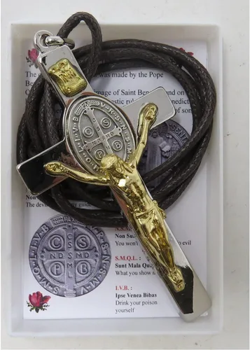 Vista 2 de Colgante de crucifijo de San Benito en tono plateado y dorado con cordón marrón, collar católico para hombre, 3 pulgadas, Zinc, no conocido