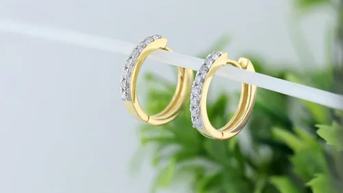 Vista 2 de Dazzlingrock Collection - Pendientes de aro redondos de oro de 10 quilates con diamantes blancos