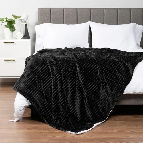 Vista 5 de PAVILIA Manta negra de forro polar Sherpa para sofá, manta suave y mullida, manta Sherpa de franela esponjosa para sofá, cálida manta de invierno