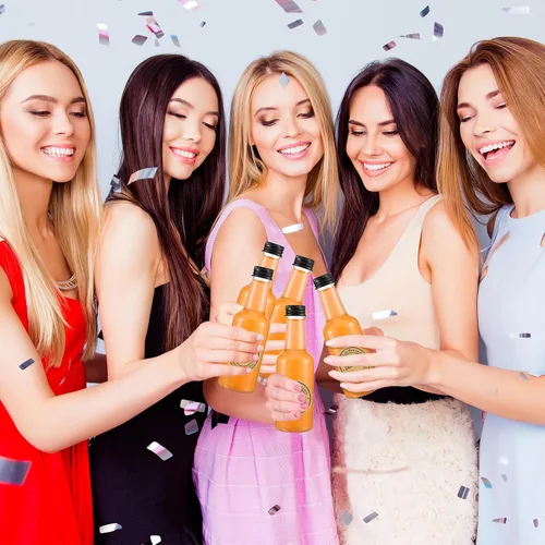 Vista 4 de Roshtia Mini botellas de licor – 30 piezas con 2 hojas de calcomanías, botellas de plástico de 5 onzas de alcohol espiritual para bodas, suministros