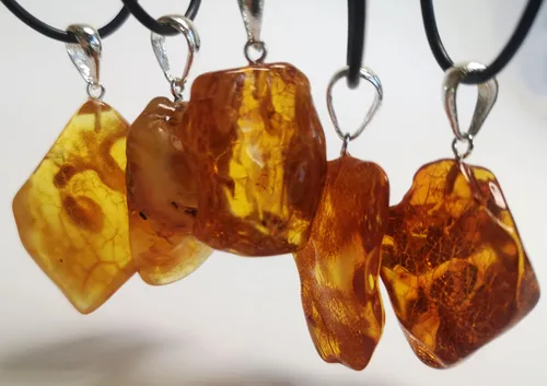 Vista 6 de Colgante para mujeres y hombres, ámbar báltico auténtico sin pulir, collar de cordón con cierre (color miel pequeño), pequeño y más grande, Gema